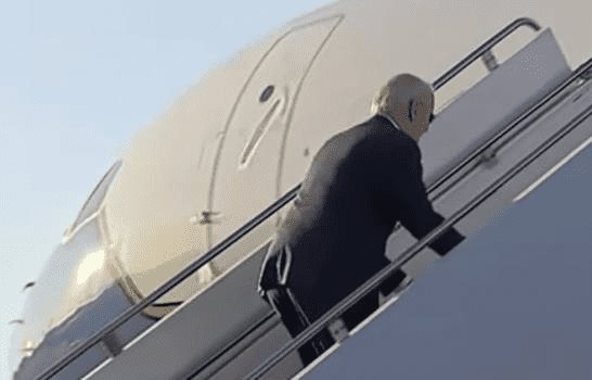 Biden tropieza una vez más al abordar el Air Force One y casi se cae