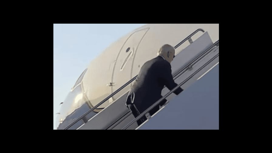 Biden tropieza una vez más al abordar el Air Force One y casi se cae Biden tropieza una vez más al abordar el Air Force One y casi se cae