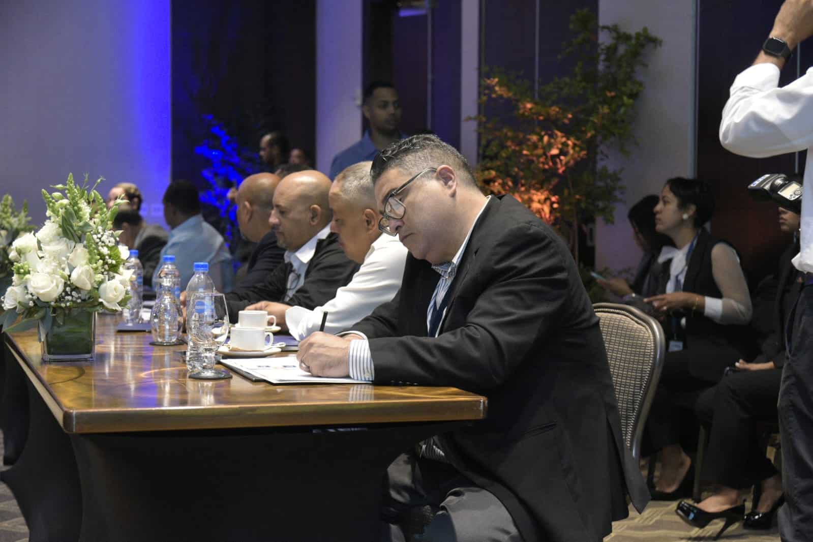 Representantes de los medios de comunicación. 