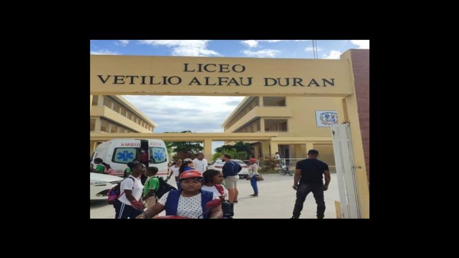 Evacúan liceo en Verón por incendio forestal