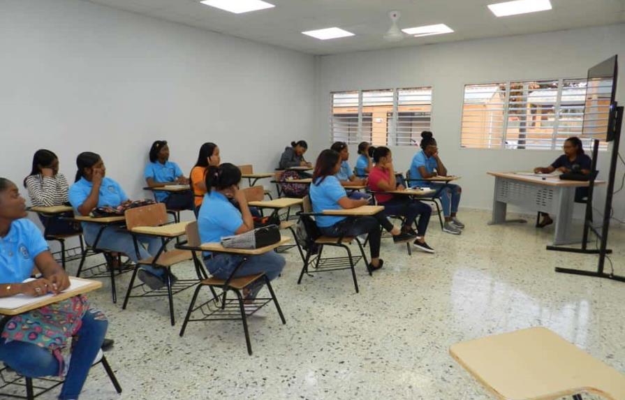 Escuelas vocacionales inician la capacitación de 185 estudiantes en Pedernales