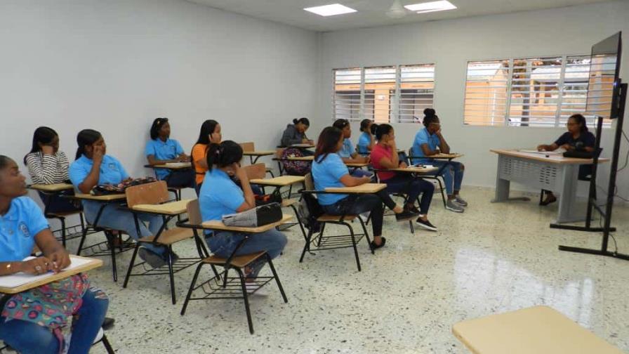 Escuelas vocacionales inician la capacitación de 185 estudiantes en Pedernales