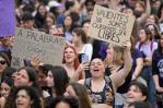 Las mujeres salen a la calle en todo el mundo para defender sus derechos amenazados