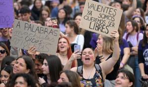 Las mujeres salen a la calle en todo el mundo para defender sus derechos amenazados