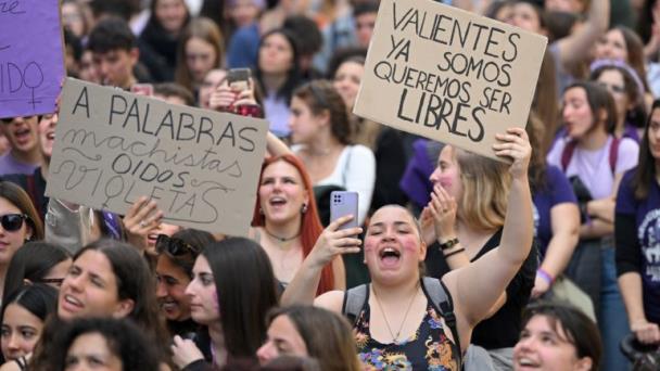 Las mujeres salen a la calle en todo el mundo para defender sus derechos amenazados