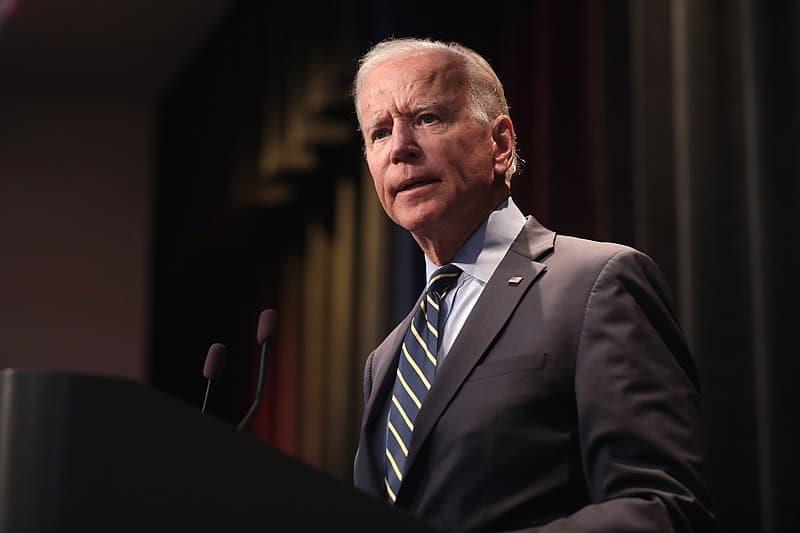 Biden tilda de vergonzosa la política de Florida sobre menores trans