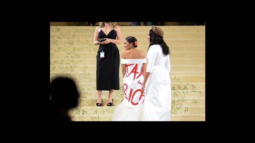 Investigan a Alexandria Ocasio-Cortez por aceptar regalos no permitidos para ir a la Met Gala