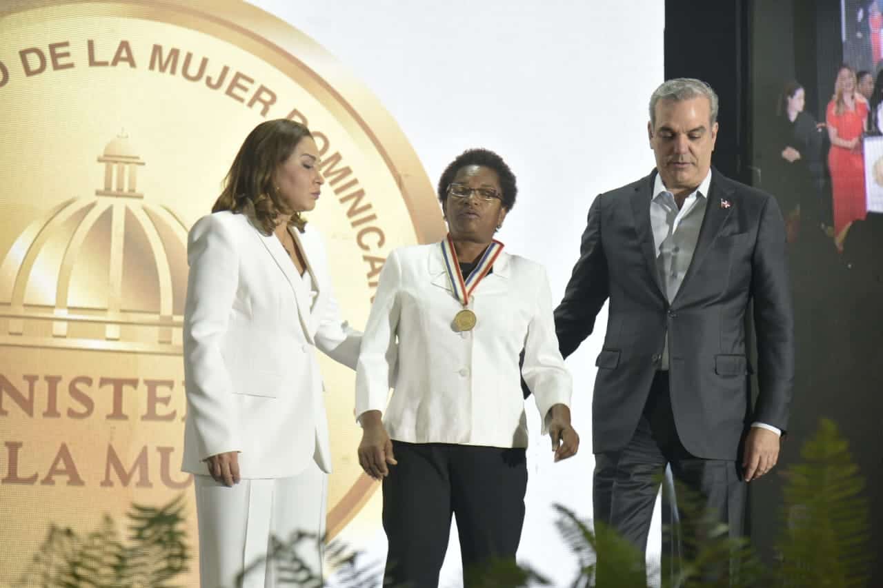 El mandatario hace la entrega. 