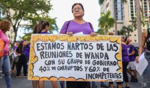 Decenas de mujeres bloquean zona bancaria de San Juan por el 8M