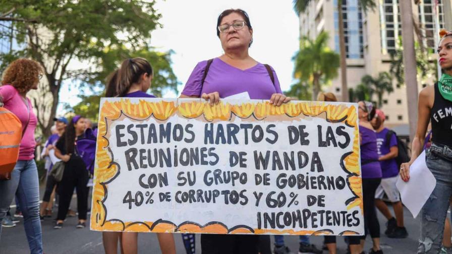 Decenas de mujeres bloquean zona bancaria de San Juan por el 8M