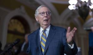 Líder republicano Mitch McConnell sale del hospital al que ingresó por una caída