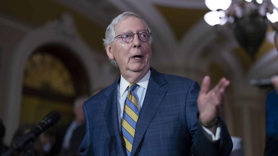 Líder republicano Mitch McConnell sale del hospital al que ingresó por una caída