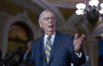 Líder republicano Mitch McConnell, hospitalizado por caída