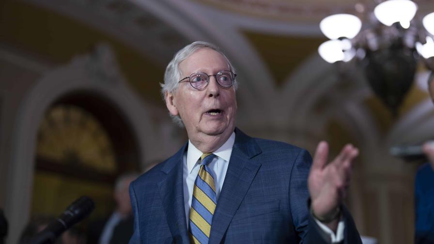 Líder republicano Mitch McConnell, hospitalizado por caída