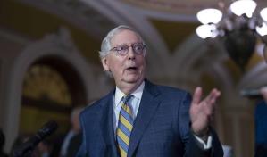 Senador republicano Mitch McConnell se queda paralizado en plena declaraci&oacute;n