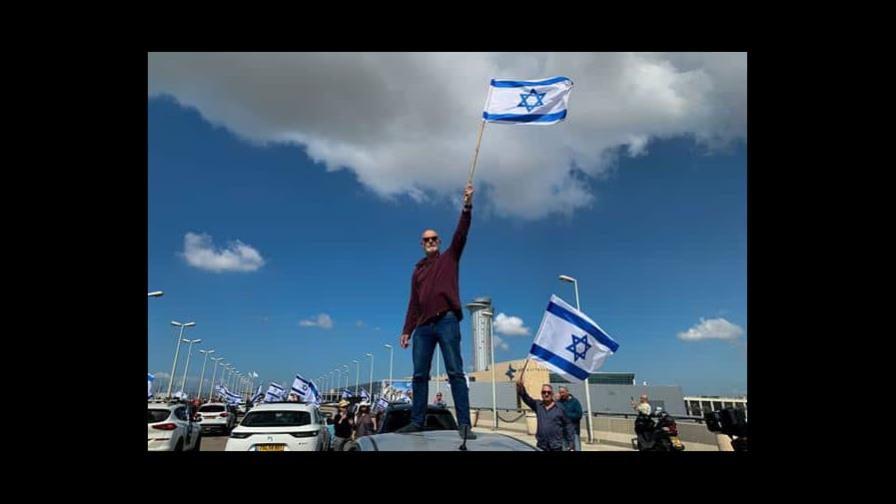 Por tierra, mar y aire, miles de israelíes protestan contra reforma judicial