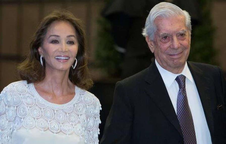 Julio Iglesias defiende a Isabel Preysler: El comportamiento del señor Vargas Llosa ha dejado mucho que desear