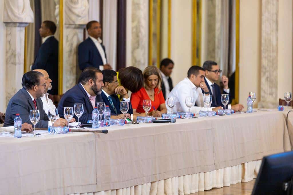 Representantes de partidos políticos que asisten a los encuentros para el pacto por crisis de Haití.