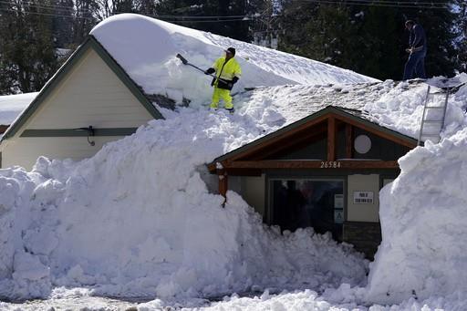 California: Rescatan a personas atrapadas por la nieve