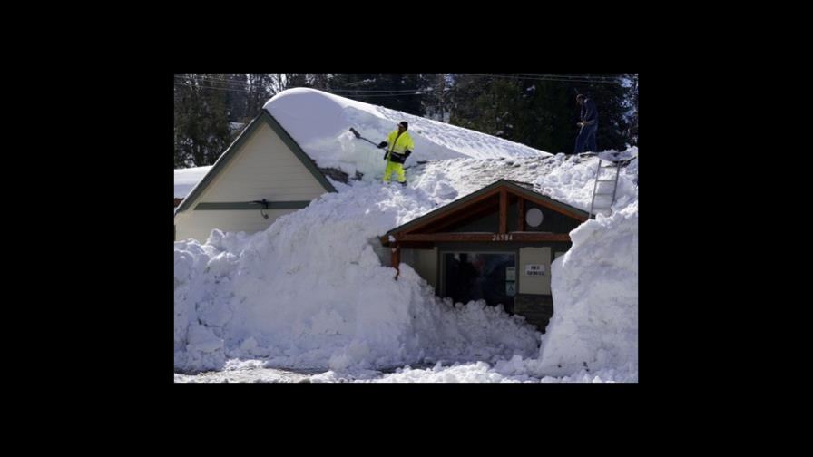California: Rescatan a personas atrapadas por la nieve