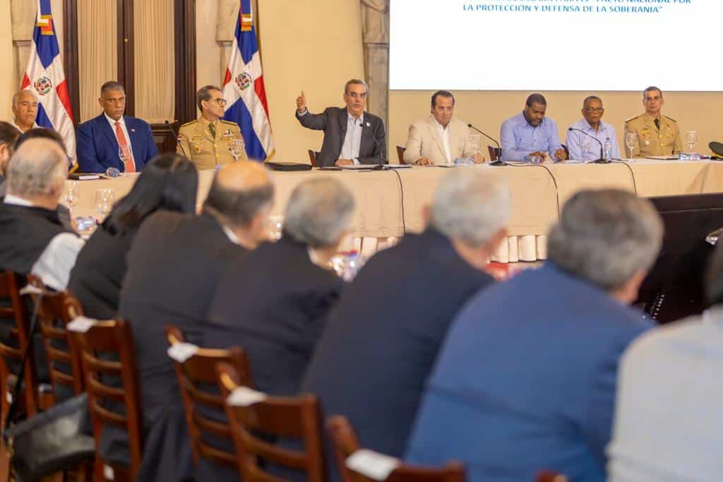 El presidente Luis Abinader habla durante la segunda reunión sobre pacto por Haití.