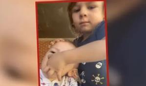 Niño salva a su hermano menor de atragantarse con un objeto