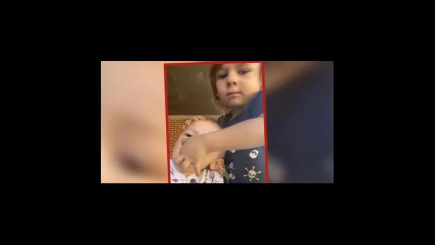 Niño salva a su hermano menor de atragantarse con un objeto