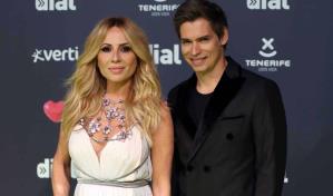 Carlos Baute y Marta Sánchez cantan en medio de un vuelo con turbulencia