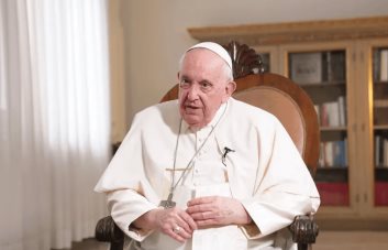 El papa Francisco abre la puerta a “revisar” el celibato en la Iglesia
