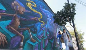 Mural de Pinocchio honra al mexicano Guillermo del Toro en su ciudad natal