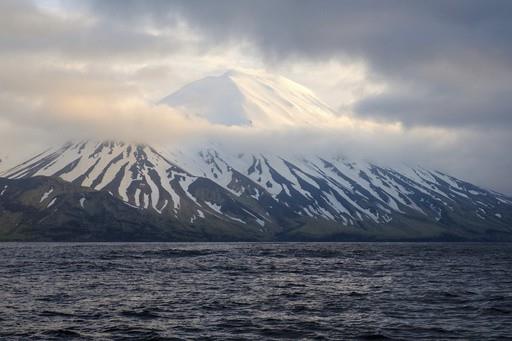 Dos volcanes en Alaska registran sismicidad; temen erupción