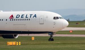 Mujer reclama a la aerolínea Delta por una maleta dañada y le regalan 13