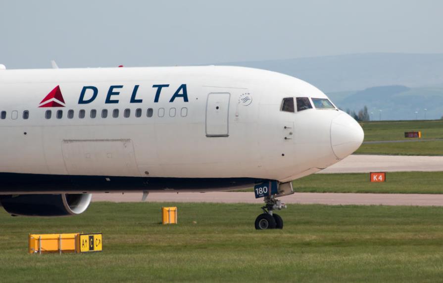 Mujer reclama a la aerolínea Delta por una maleta dañada y le regalan 13