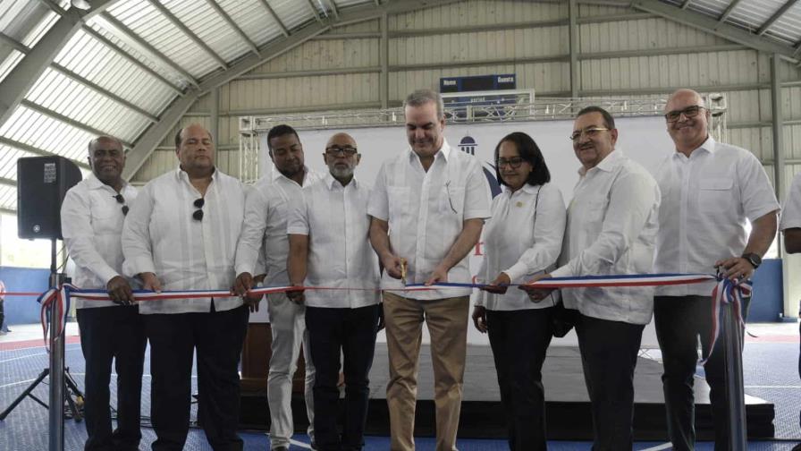 Abinader inaugura un polideportivo y dos muelles reconstruidos en Hato Mayor