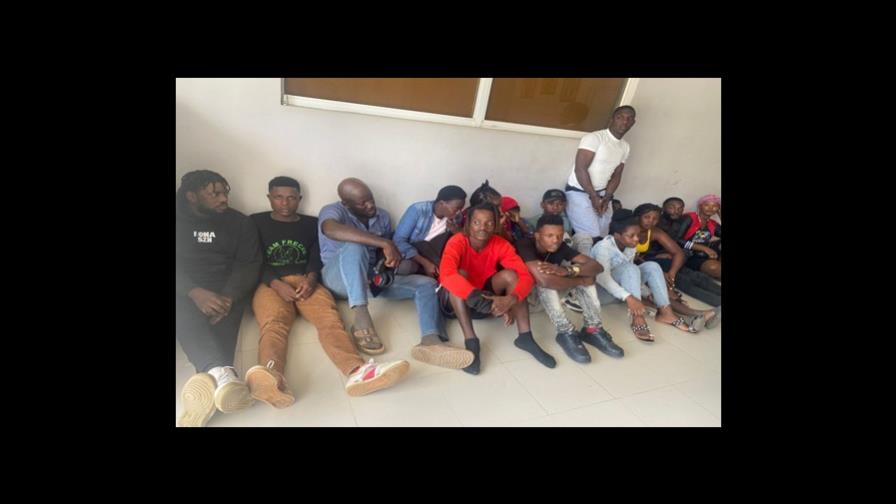 Apresan conductor que transportaba 14 haitianos indocumentados en Montecristi