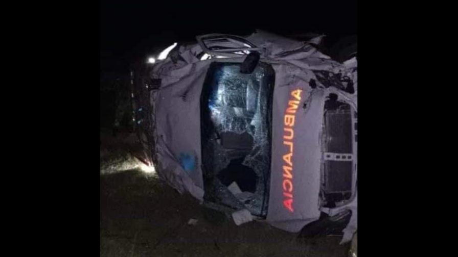 Cuatro personas heridas al volcarse ambulancia en la carretera El Seibo- Hato Mayor Cuatro personas heridas al volcarse ambulancia en la carretera El Seibo- Hato Mayor