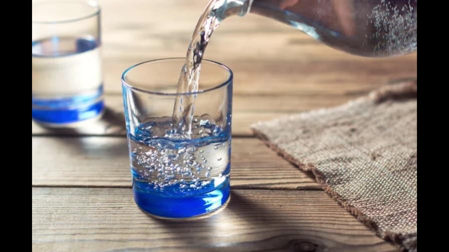 ¿Es saludable el agua con gas?