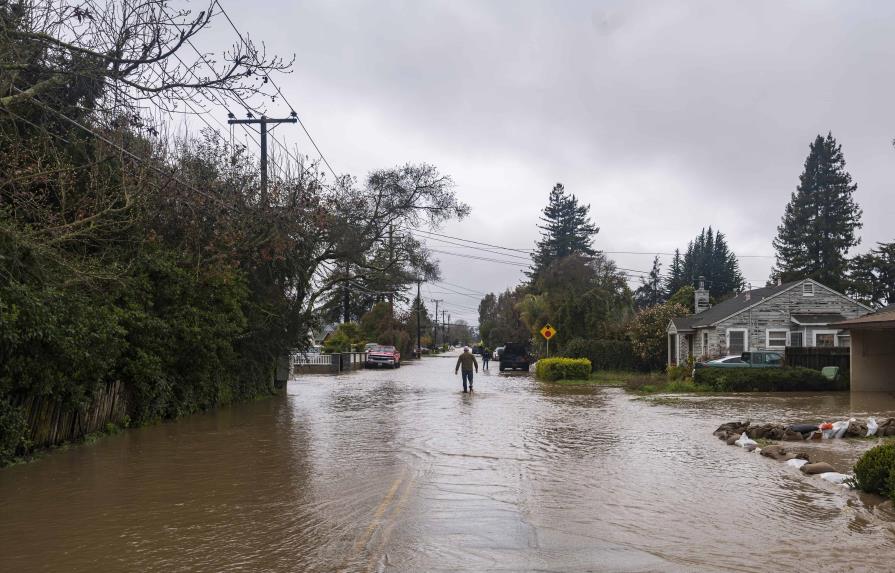 Río atmosférico provoca severas inundaciones y árboles caídos en California 