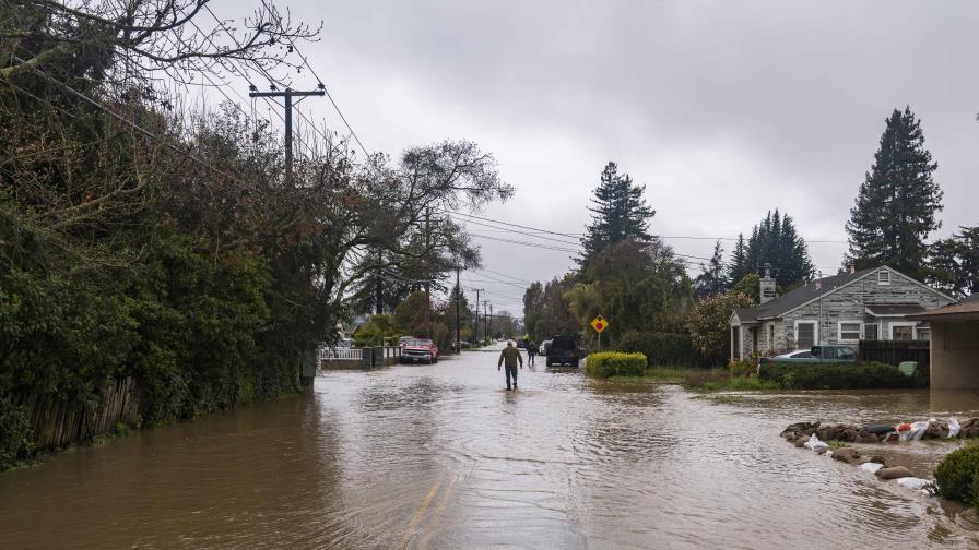 Río atmosférico provoca severas inundaciones y árboles caídos en California 