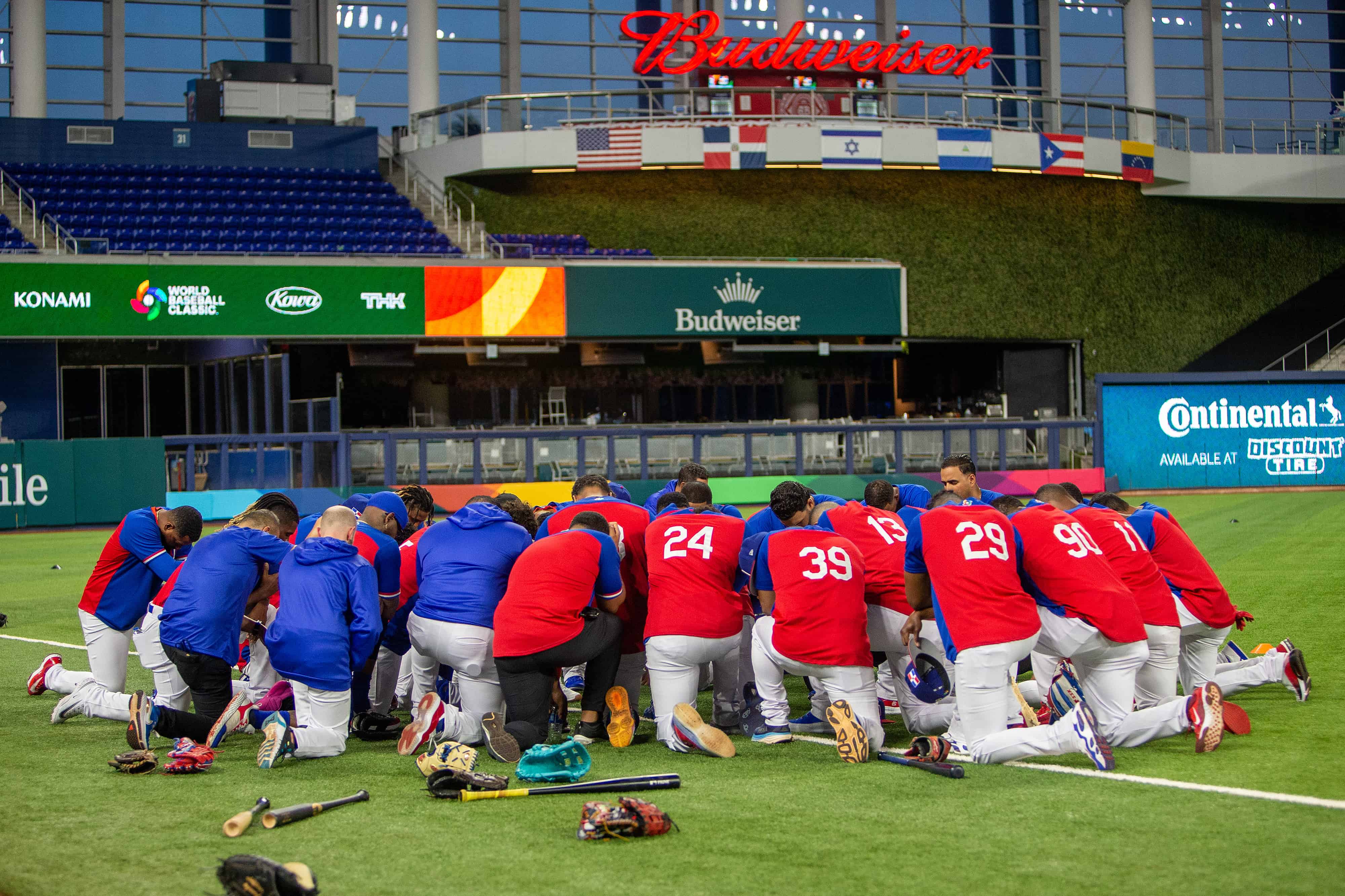 Con una oración el equipo dominicano abrió la práctica oficial en el Loan Depot Park de Miami.