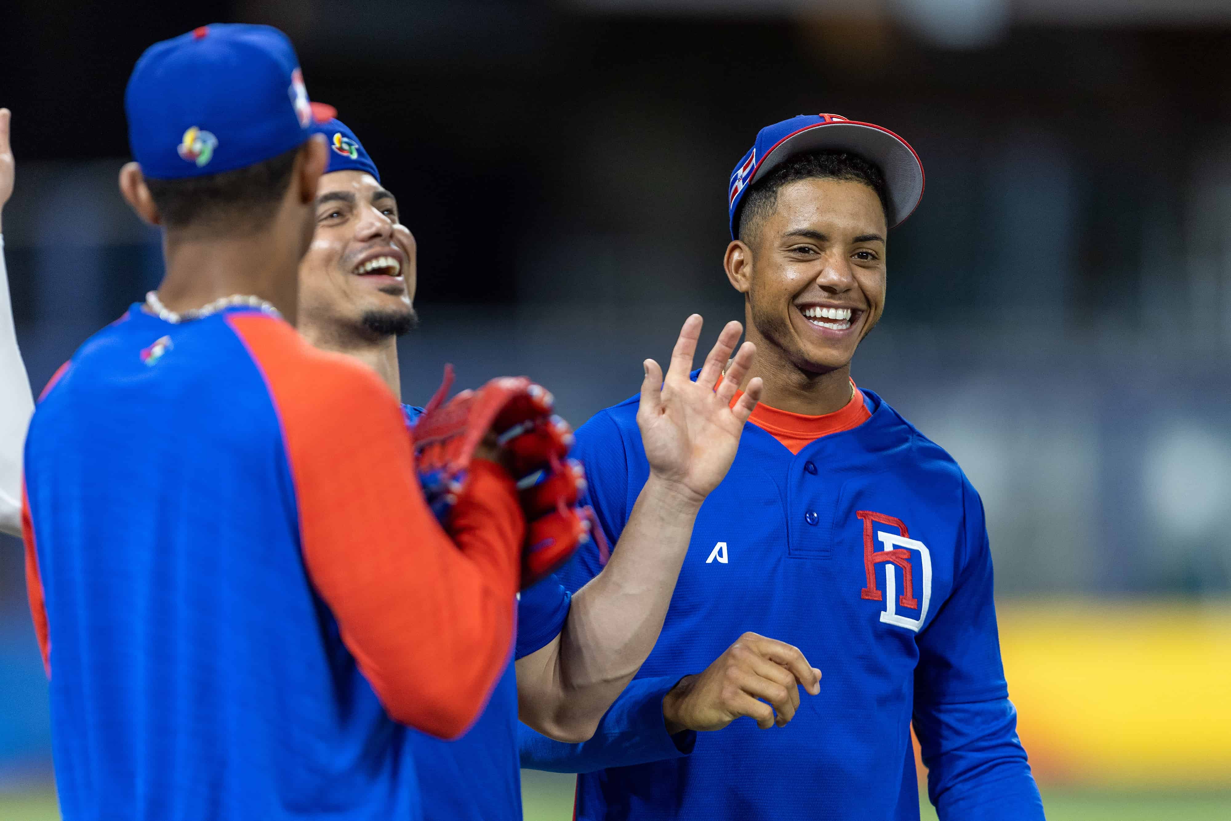 Jeremy Peña bromeó al borde del diamante durante la práctica oficial de República Dominicana, antes del debut en el Clásico Mundial de Béisbol 2023.