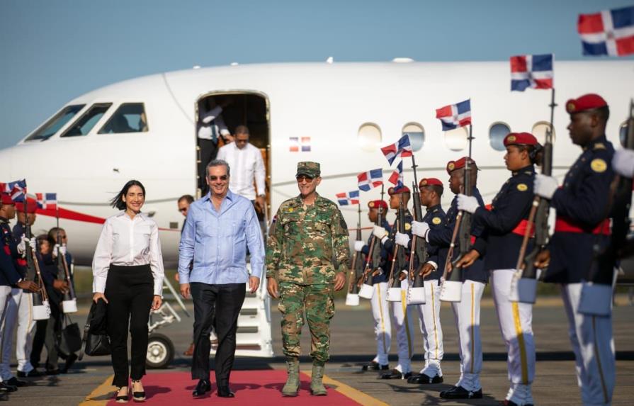 Abinader llega al país tras lanzar la primera bola en juego de RD en el Clásico Mundial