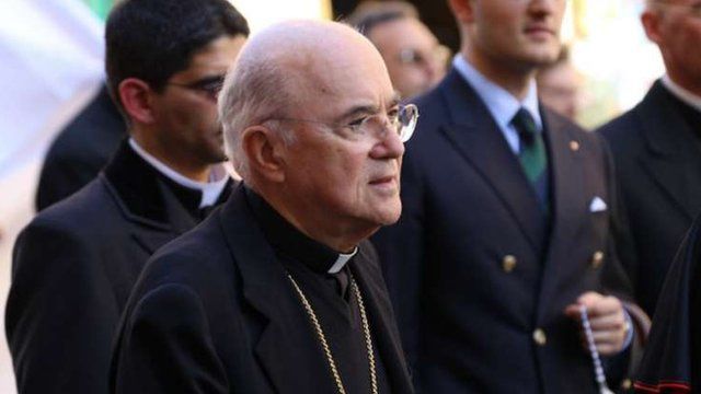 El exnuncio Carlos Viganò dijo que en 2013 había hablado personalmente con el Papa sobre la conducta impropia del cardenal McCarrick.