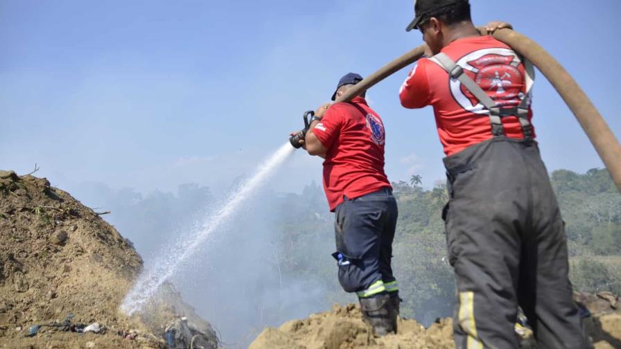 Incendio en vertedero de Jarabacoa está controlado en 75 % Incendio en vertedero de Jarabacoa está controlado en 75 %