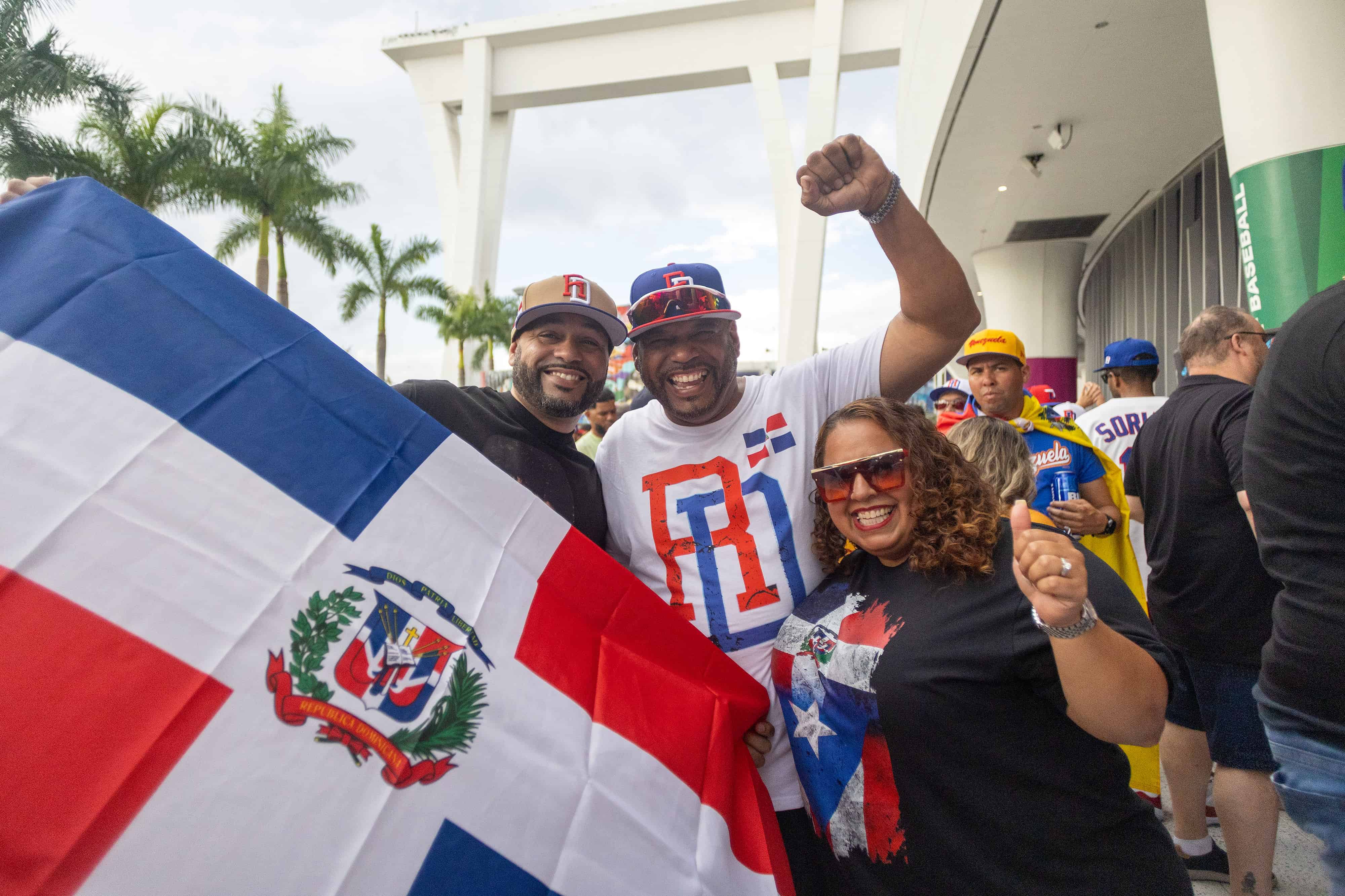 Desde muy temprano los aficionados dominicanos se dieron cita en el Loan Depot Park de Miami  para el debut de Dominicana en el Clásico Mundial de Béisbol 2023.