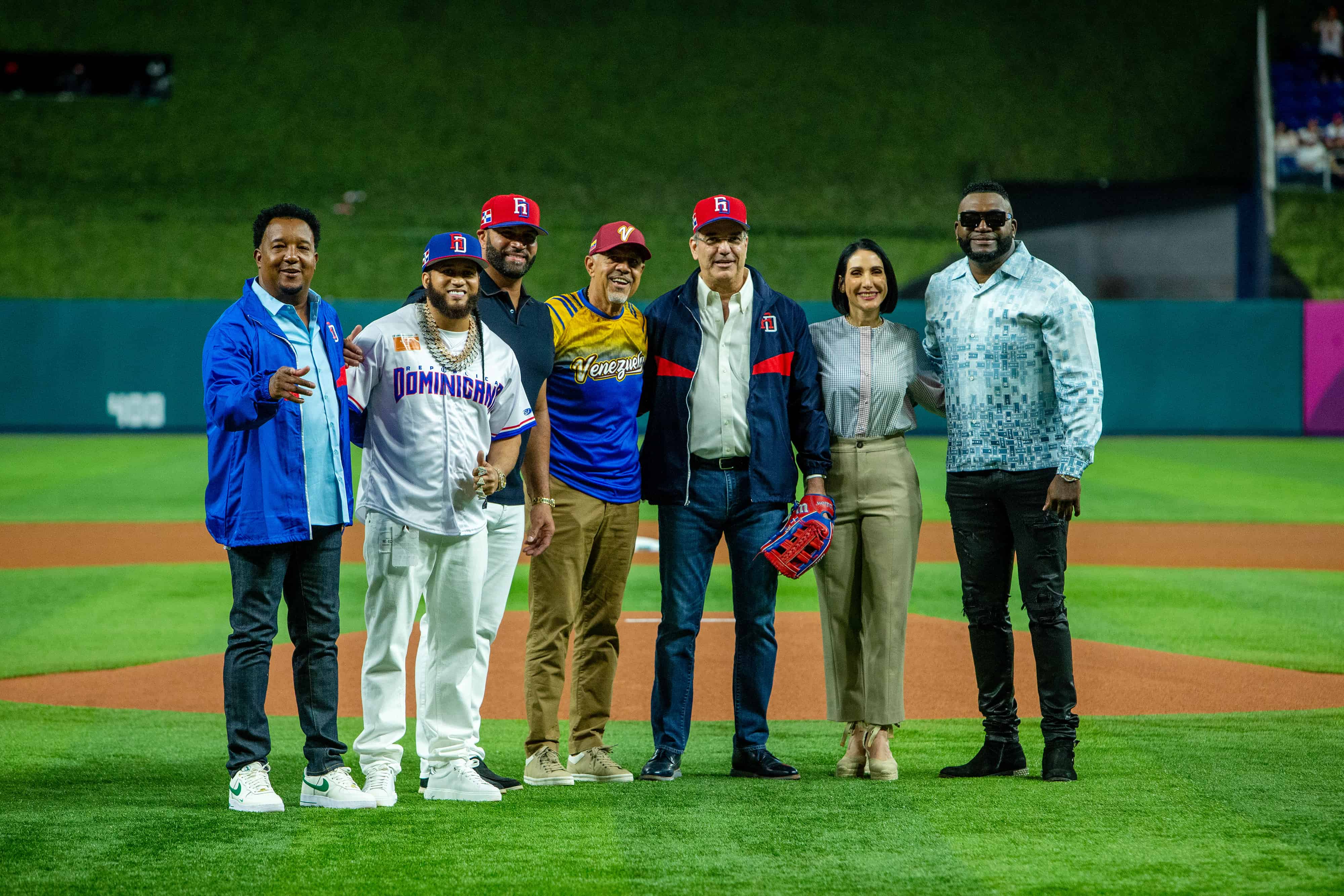 Pedro Martínez, El Alfa, Luis Sojo, el presidente Luis Abinader, Raquel Arbaje y David Ortiz, fueron los invitados especiales para el duelo entre venezolanos y dominicanos.