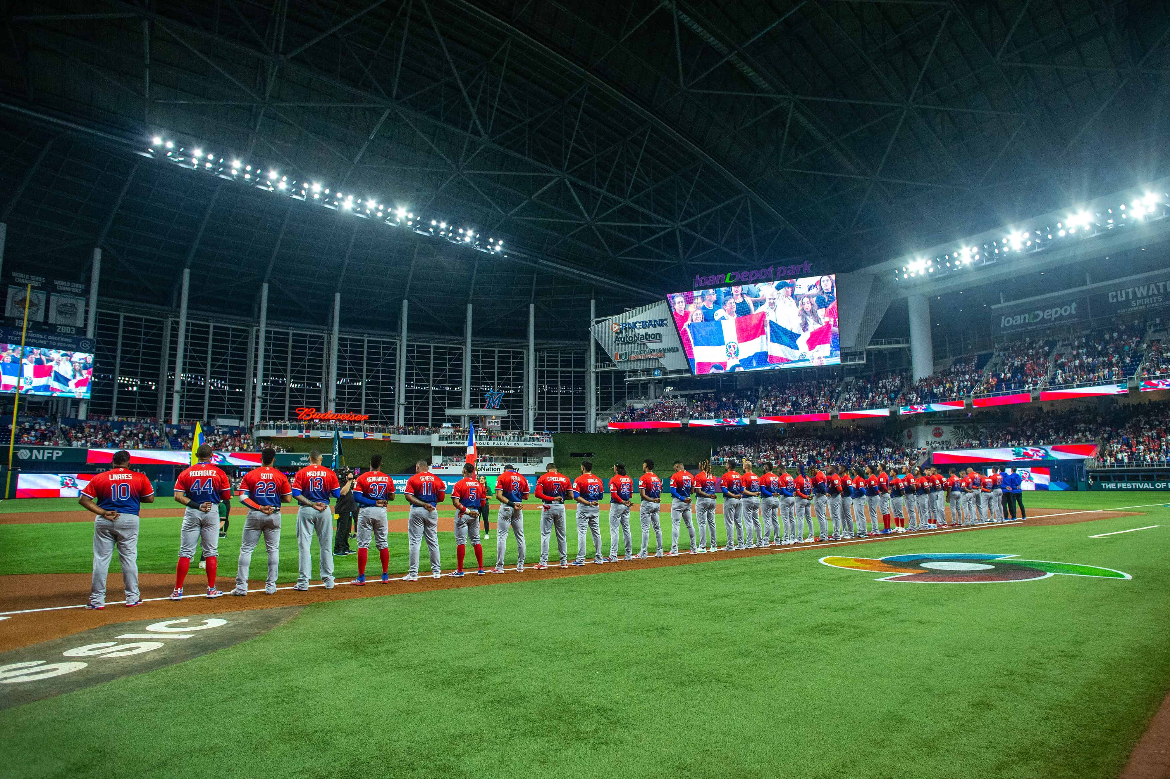 La selección dominicana debutó en un lleno total del escenario que alberga los partido del Pool D del Clásico Mundial de Béisbol 2023.