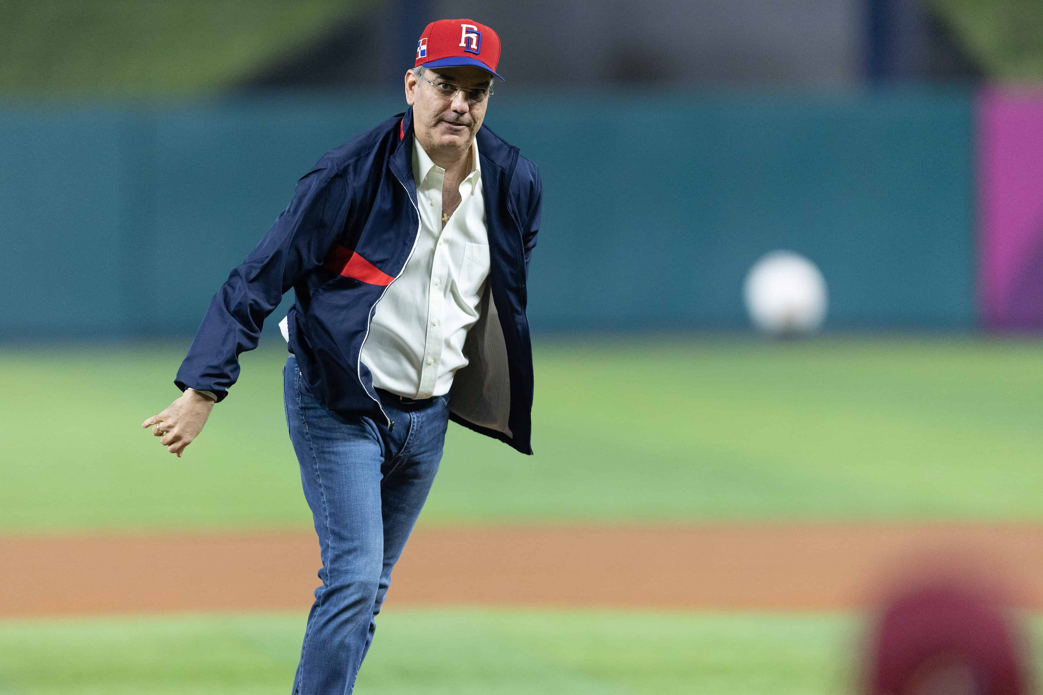 El presidente Luis Abinader se convirtió en el primer mandatario en hacer el lanzamiento inaugural de un partido del Clásico Mundial de Béisbol.