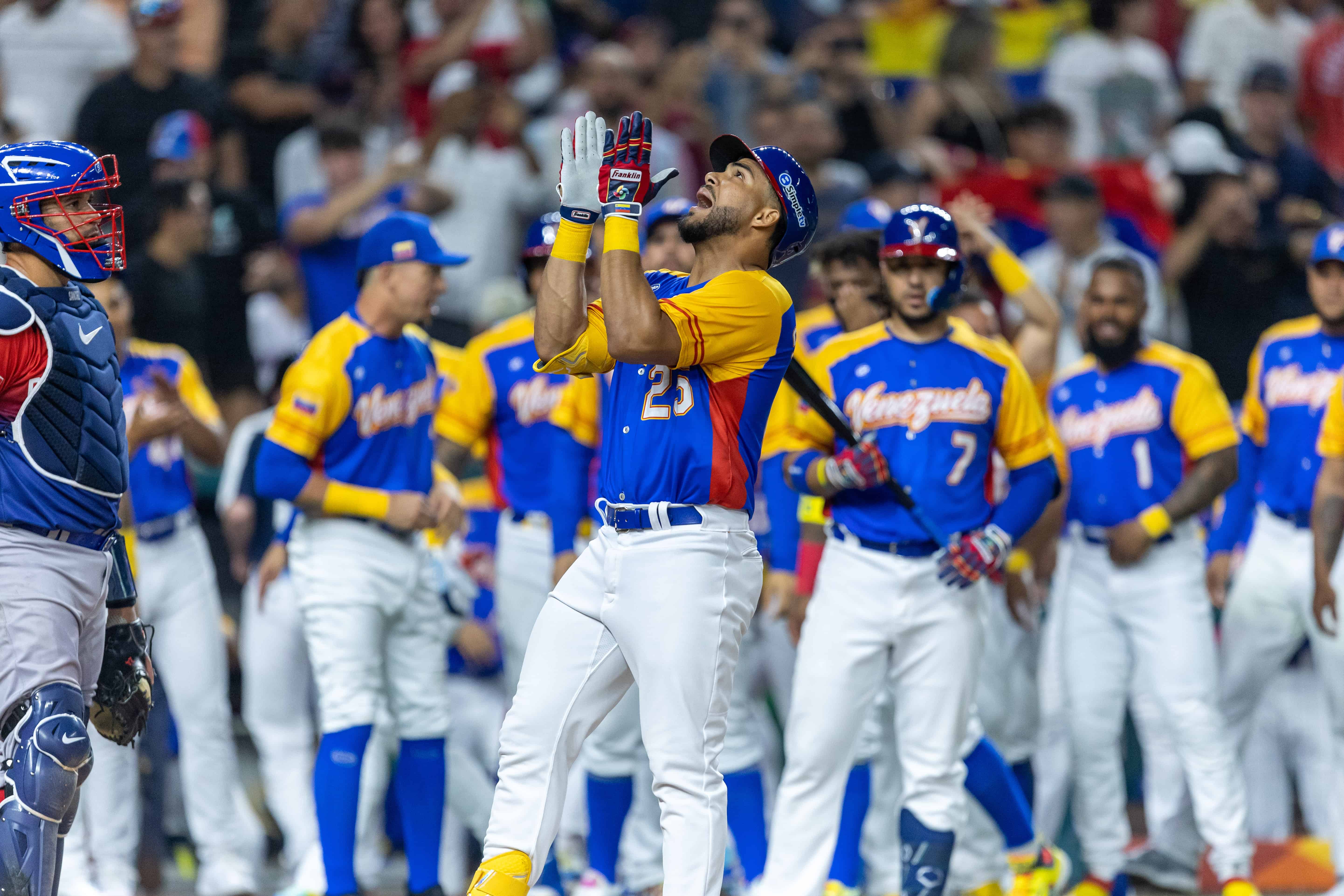 Anthony Santander sacó la bola del parque y pegó un triple ante el picheo dominicano.