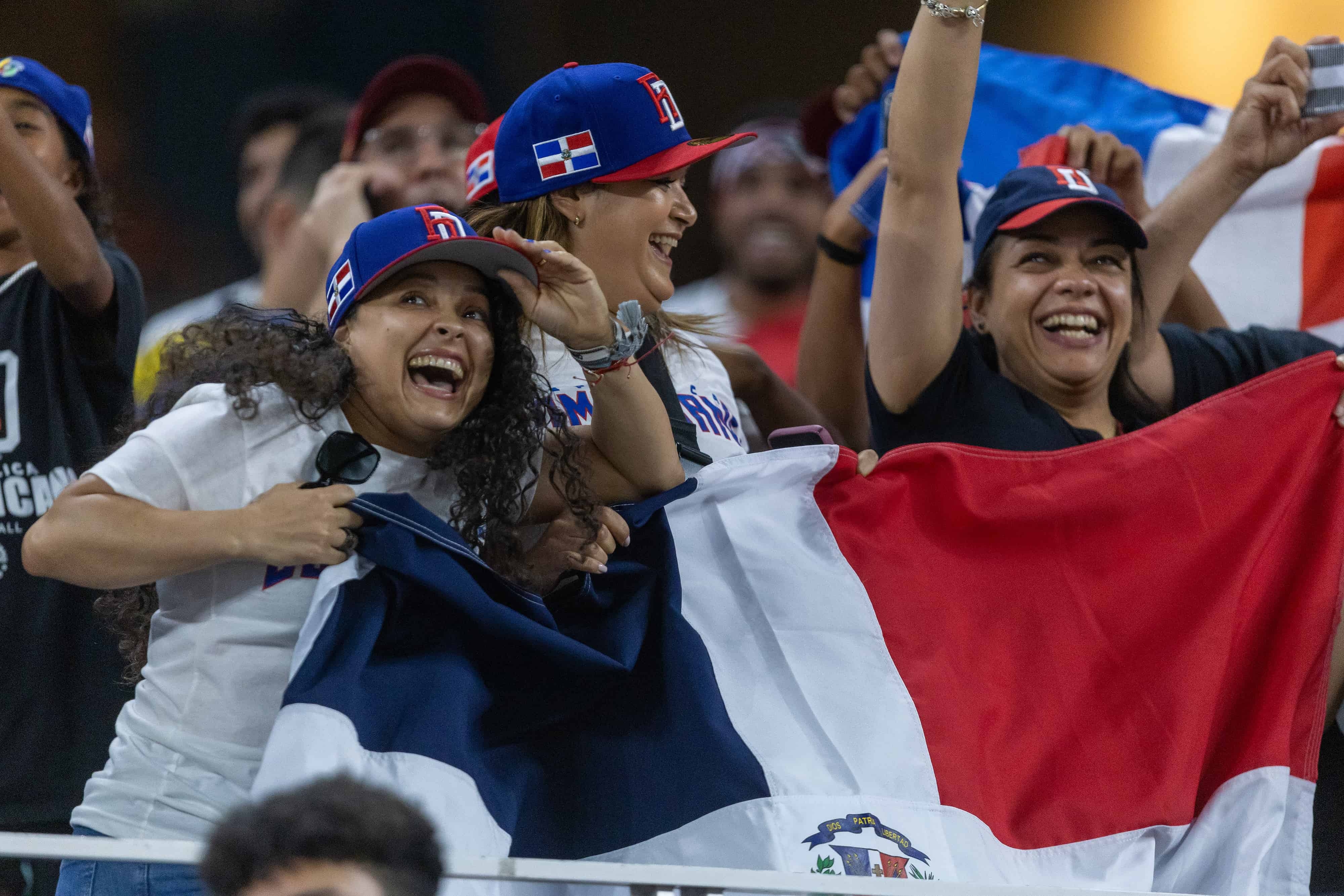 La fanaticada dominicana festejó la primera anotación del partido celebrado en el Loan Depot Park de Miami.